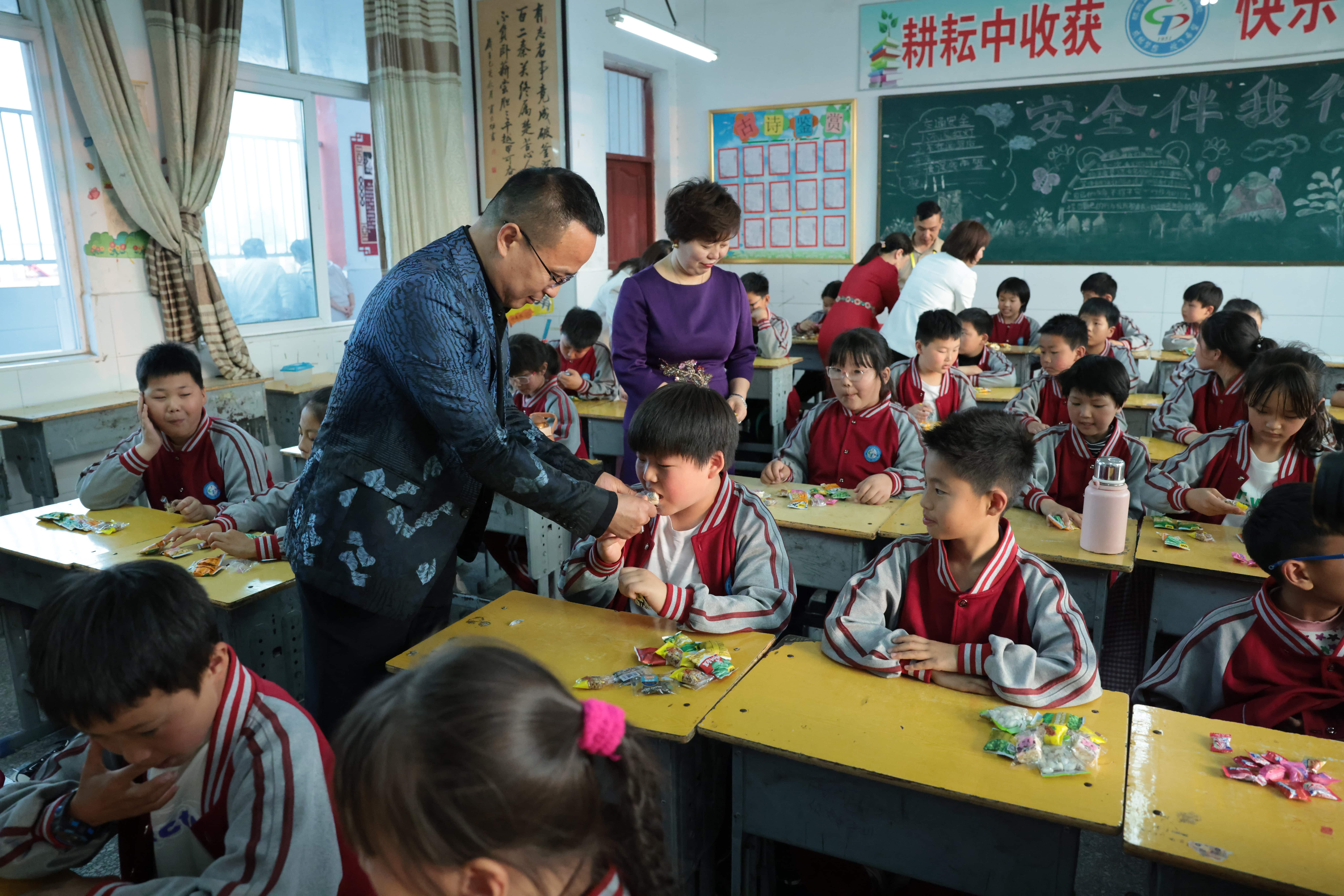 在爱意的“双向奔赴”中丨第249所九州官方网站平台（中国）官方网站公益学校揭牌