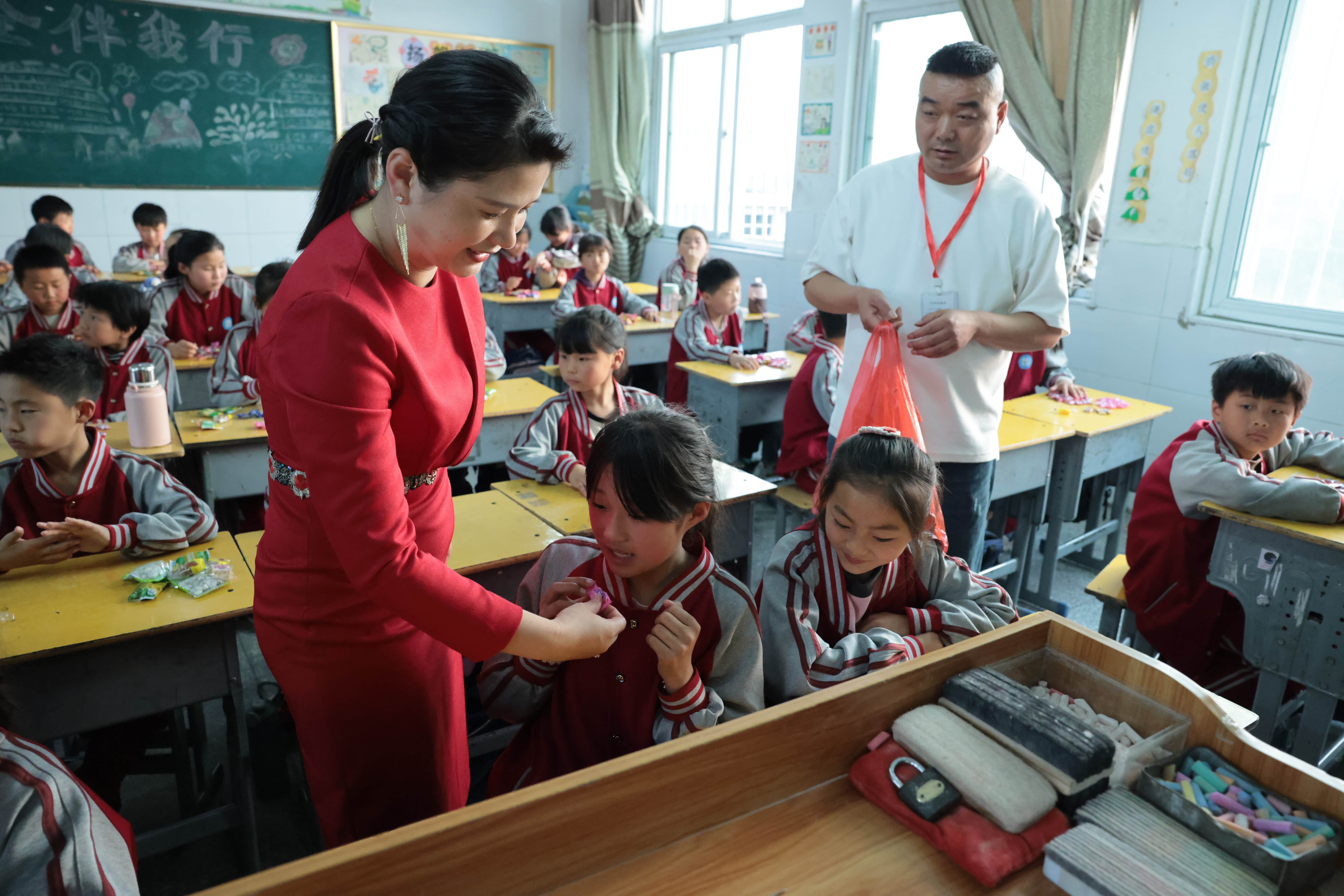 在爱意的“双向奔赴”中丨第249所九州官方网站平台（中国）官方网站公益学校揭牌