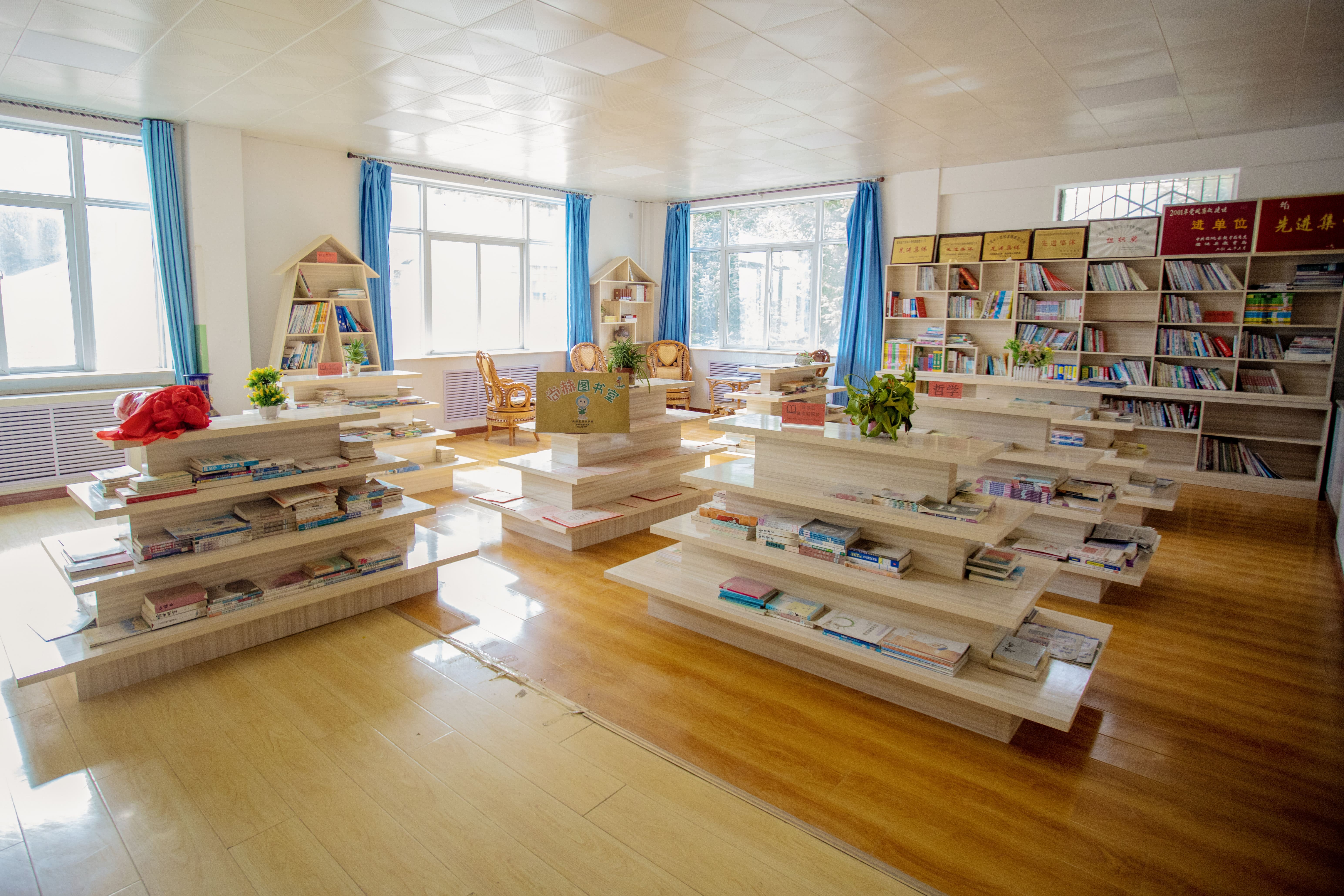 天津高校大学生记者走进九州官方网站平台（中国）官方网站公益小学开展“书香悦读，筑梦成长”活动