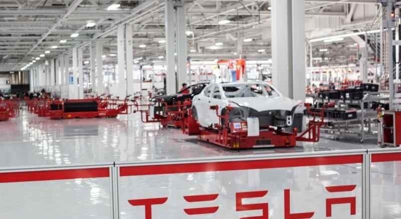 Tesla Kan Mı Kaybediyor? 700 İşçi İşten Çıkartıldı!